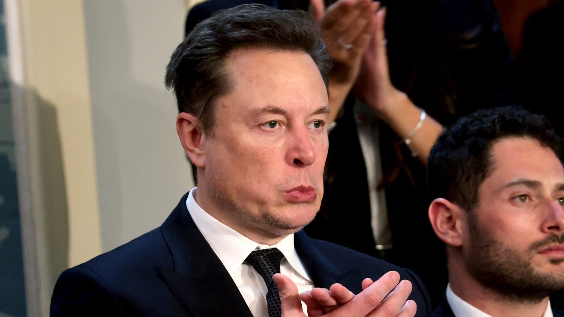 Elon Musk claps for Prime Minister Benjamin Netanyahu.